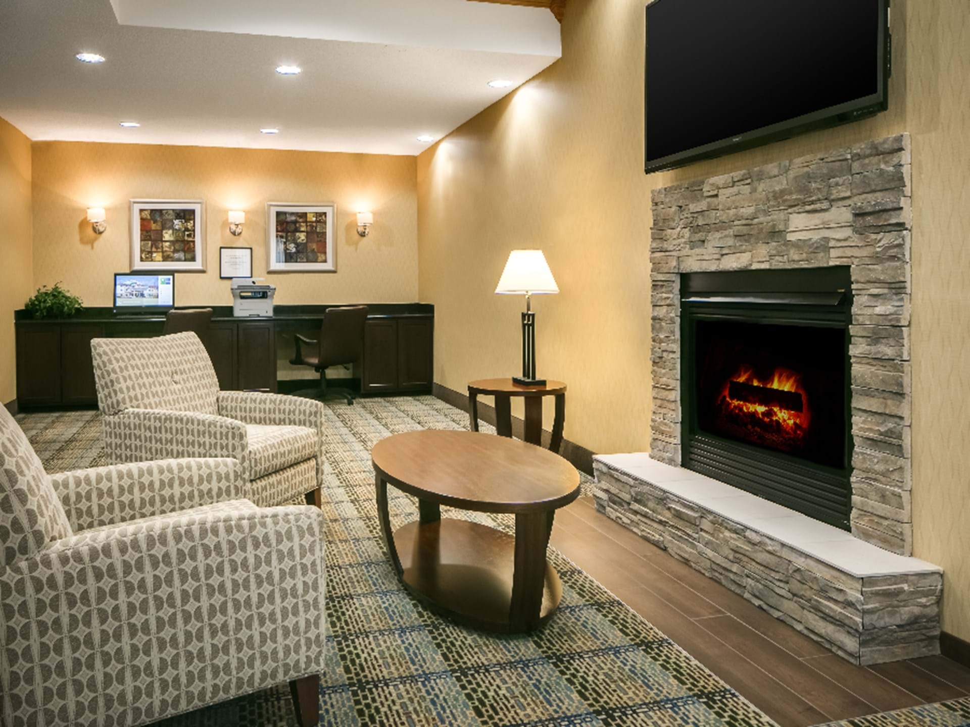 Holiday Inn Express & Suites Clinton, IA Lounge Area