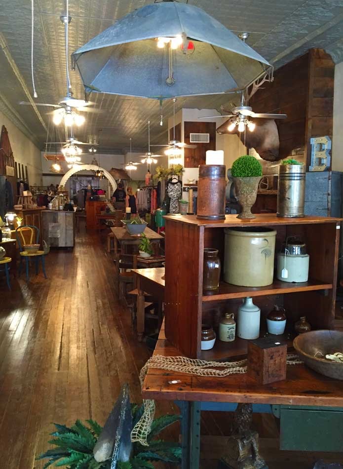 Iowa's Antique City, Walnut - B Restored