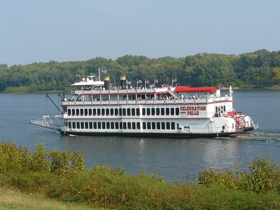 riverboat cruises in davenport iowa