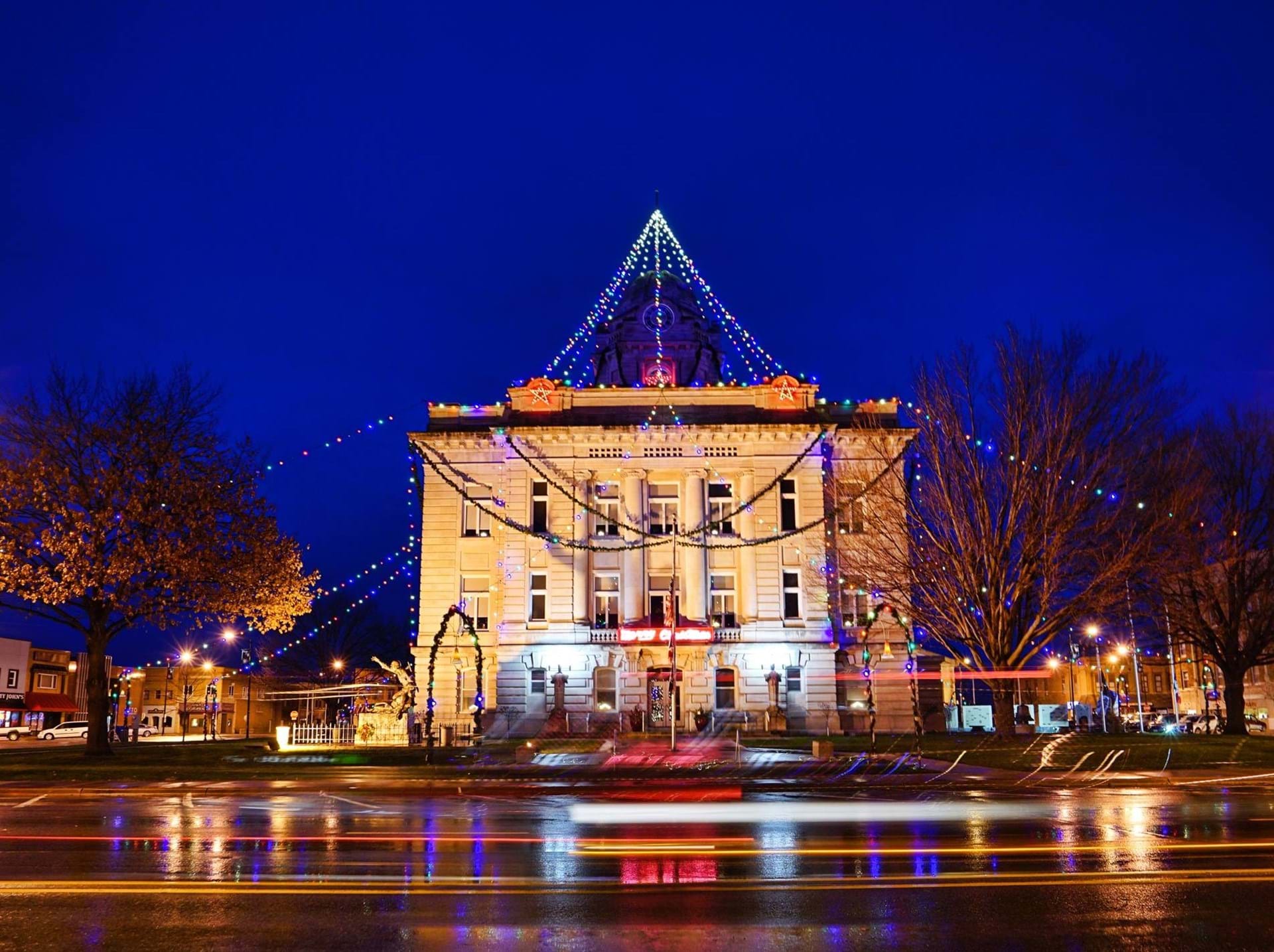 The glow of holiday lights on the Jasper County Courthouse can been seen for blocks.