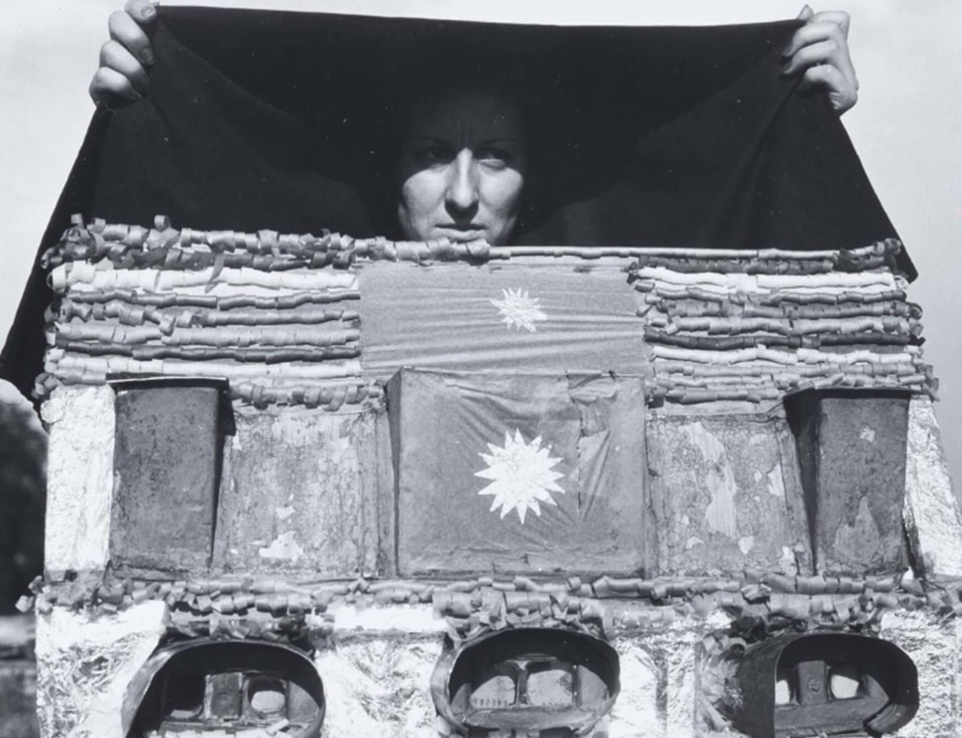 Manuel Álvarez Bravo (Mexican, 1902 – 2002) “Caja de visiones (Box of Visions)” (detail), 1931 Gelatin silver print Des Moines Art Center Permanent Collections; Purchased with funds from Craig and Kimberly Shadur, 2024.11 Photo: Rich Sanders