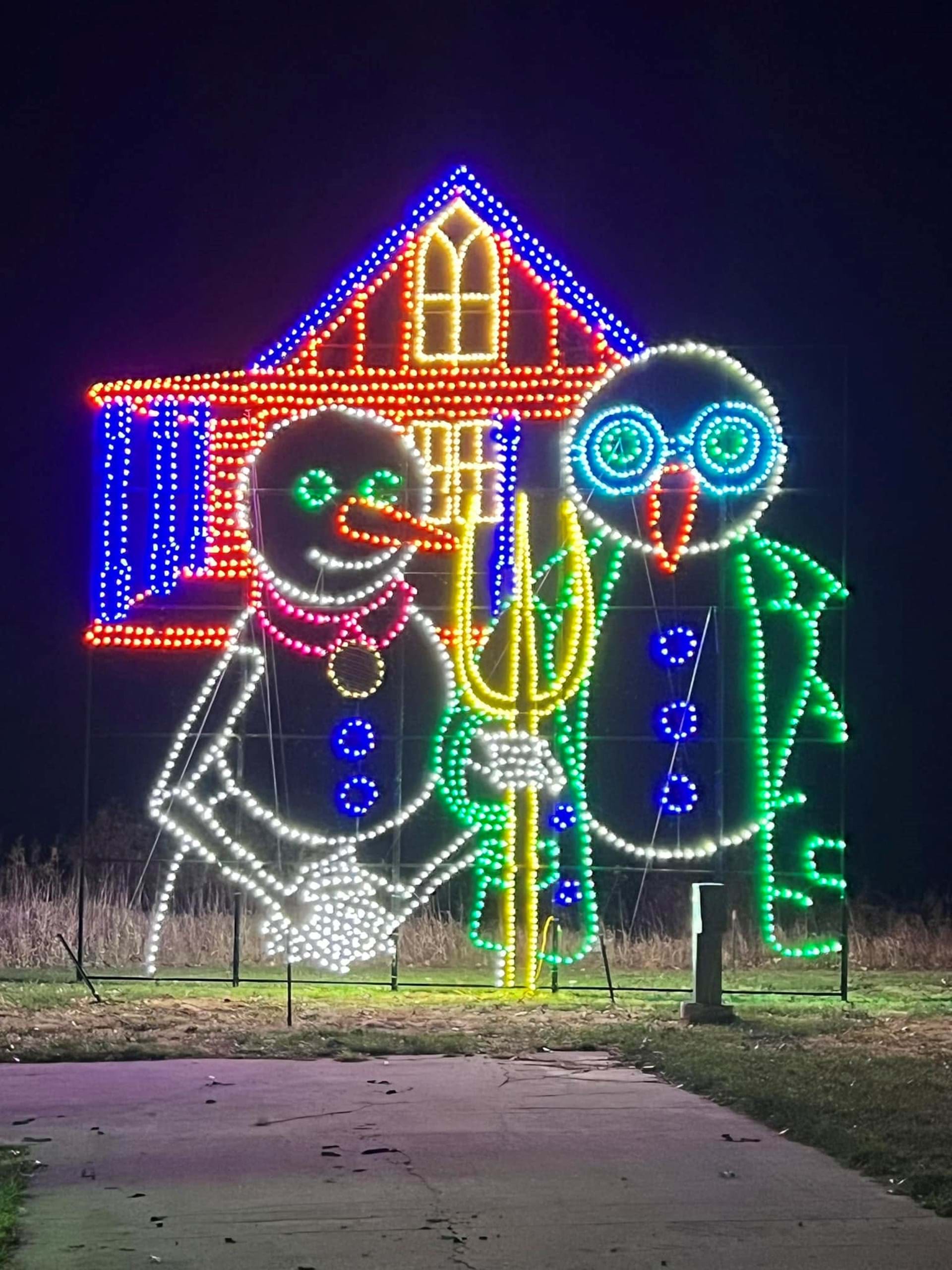 The "Snowmerican Gothic" is a fan favorite display. This towering display is the centerpiece for the "Farming in Iowa" scene. Catch it before it's gone!