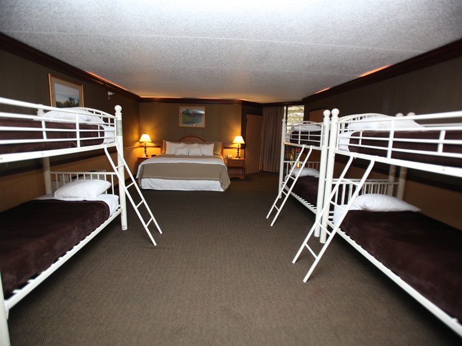 PZAZZ Resort Hotel, Burlington, Iowa