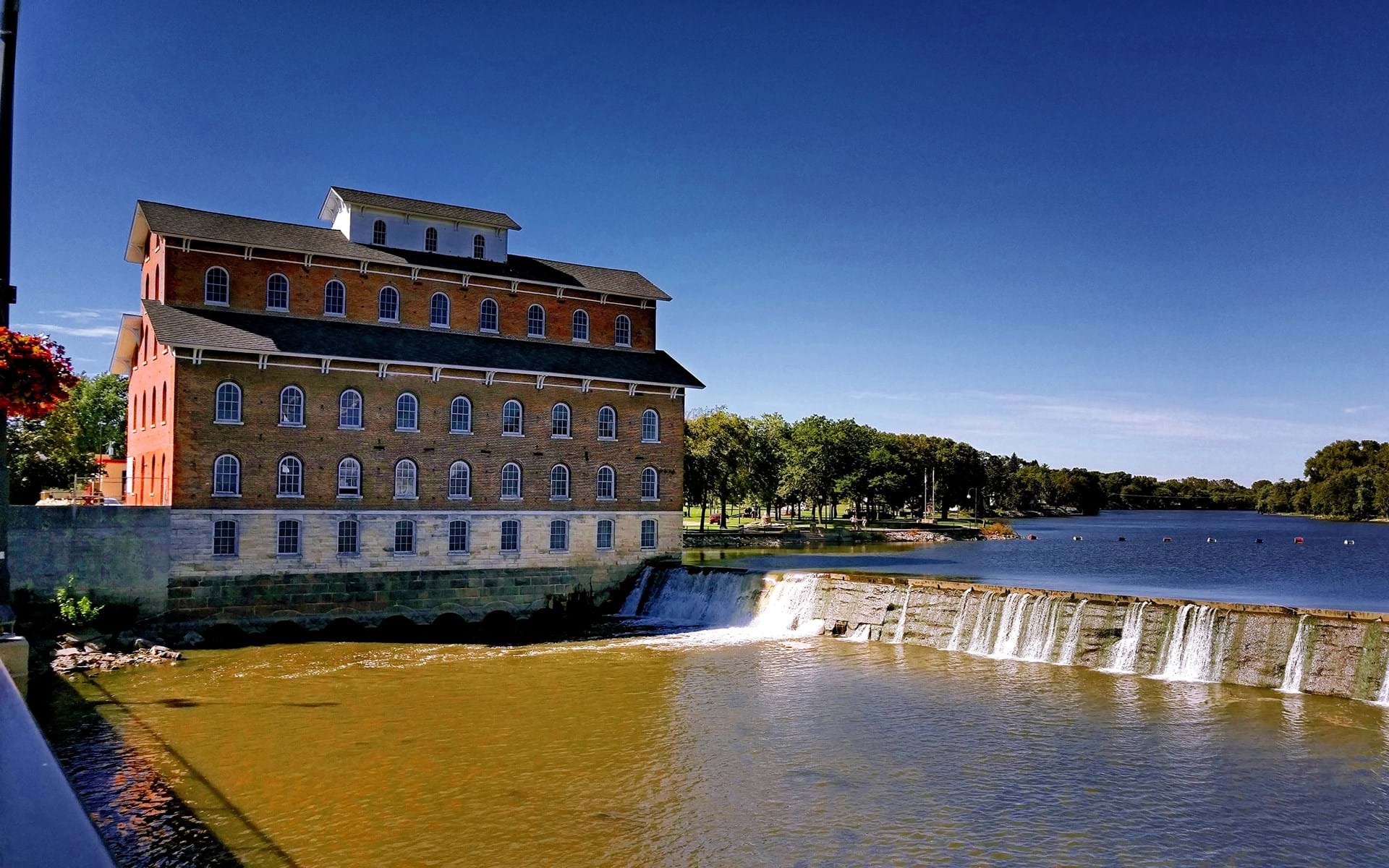 The Best Small Towns in Iowa for a Relaxing Vacation