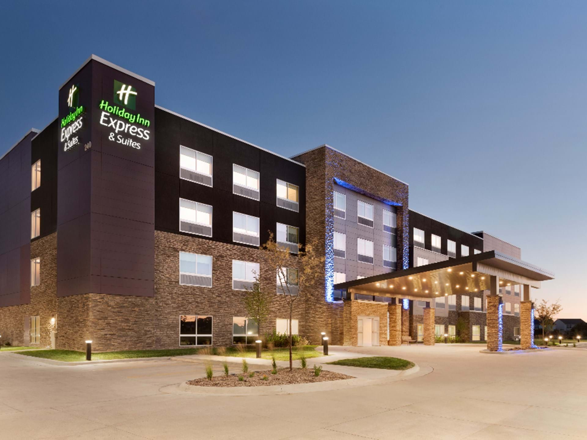 Holiday Inn Express & Suites Jordan Creek Exterior