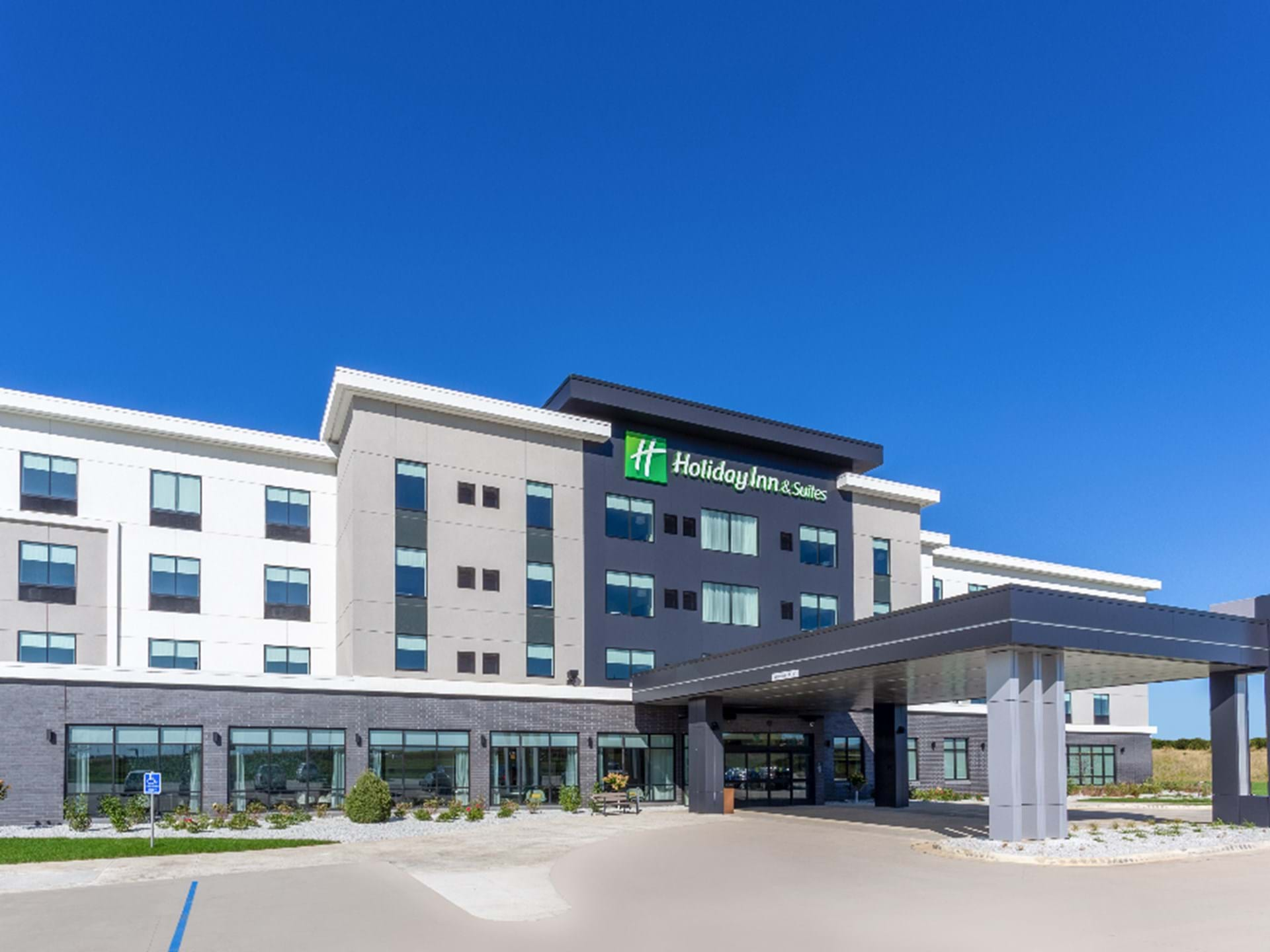 Holiday Inn Suites and Bien Venu Event Center Cedar Falls