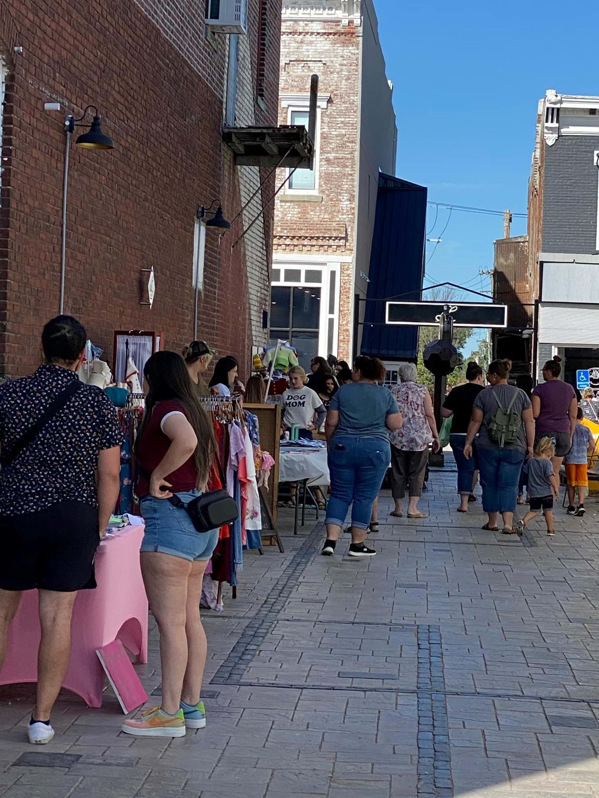 Crowd at monthly Pocket Park Markets first Saturday June-Oct