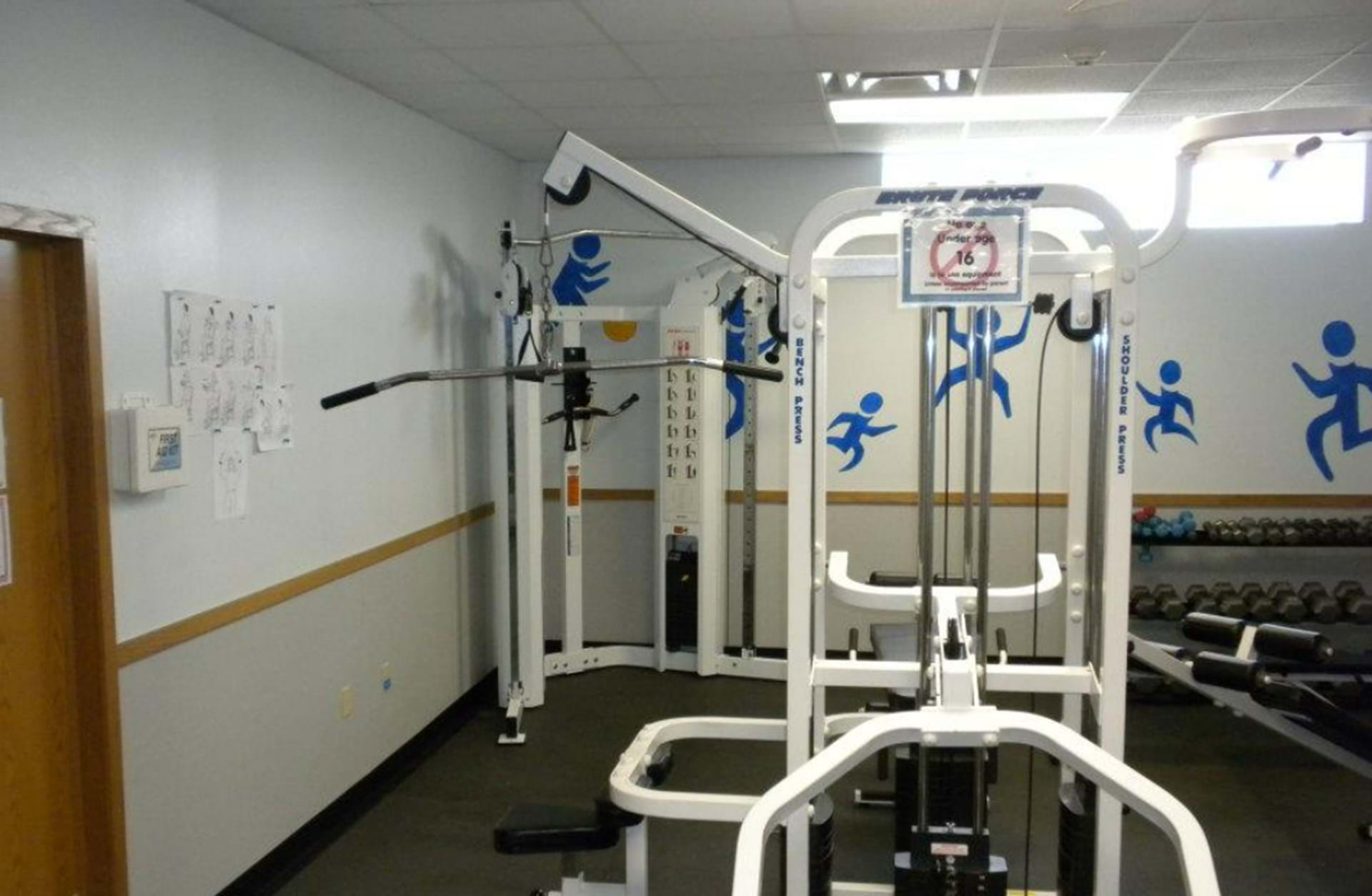 Many machines and work out equipment