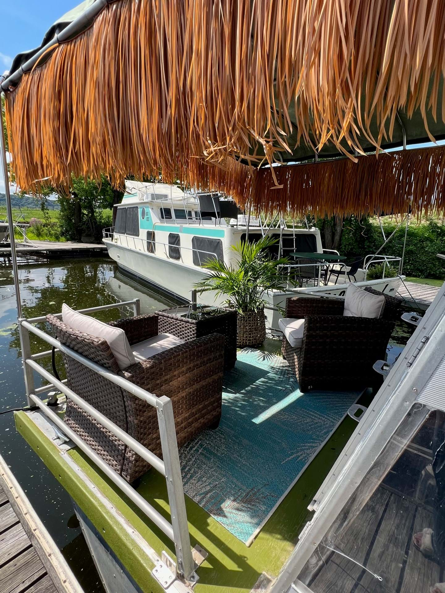 MINNOW HOUSEBOAT RENTAL