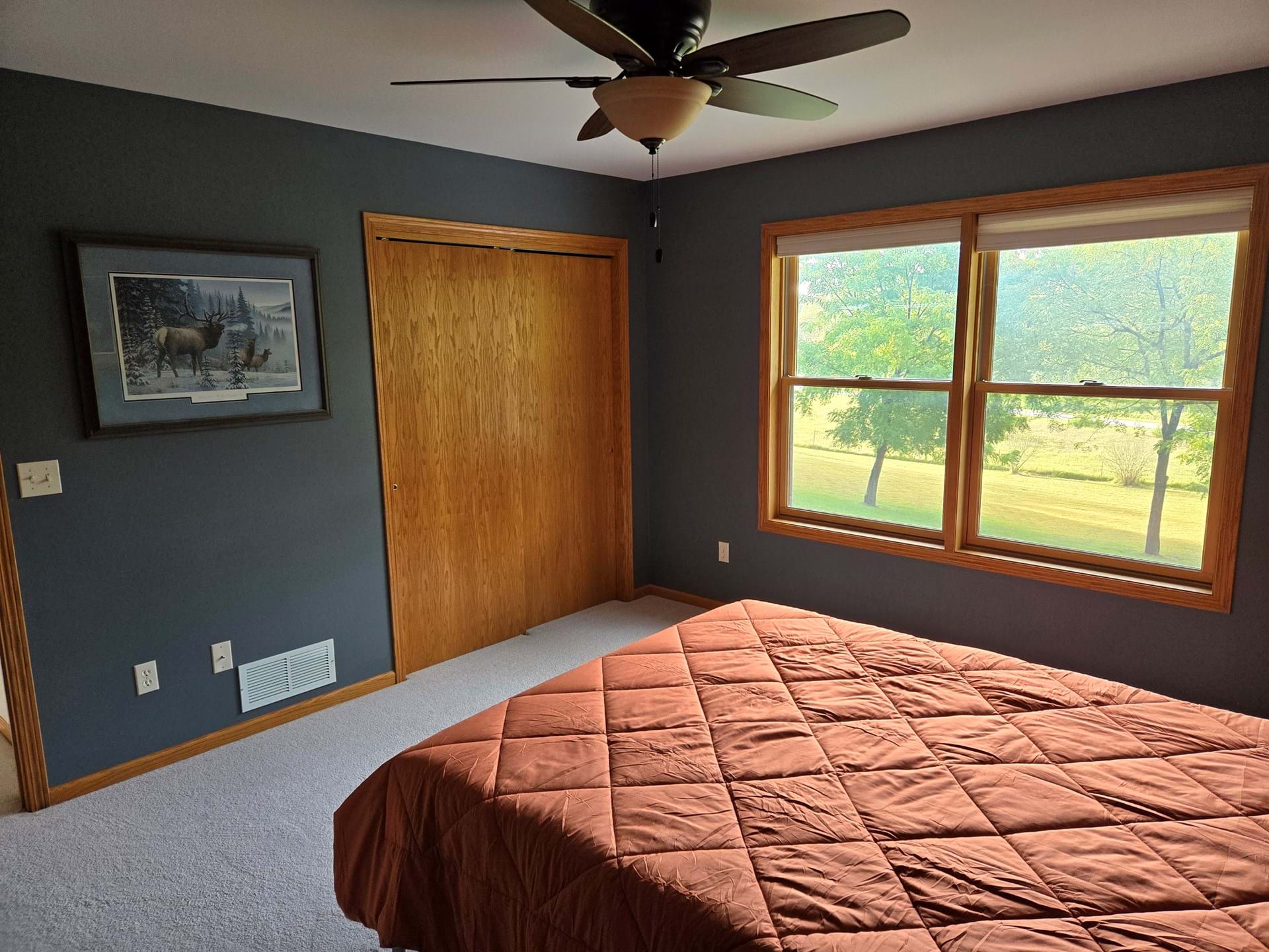Bedroom with queen sized bed