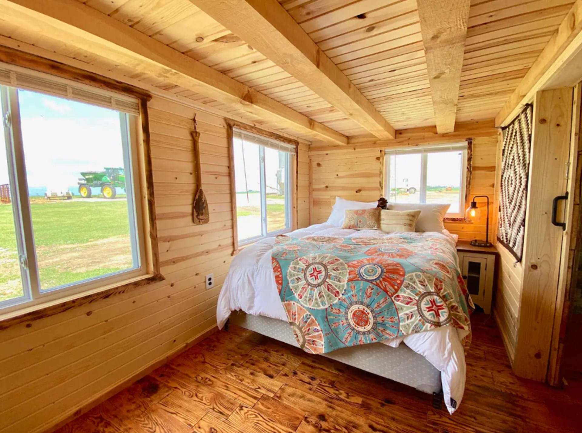 Cabin Main Floor Queen Bed