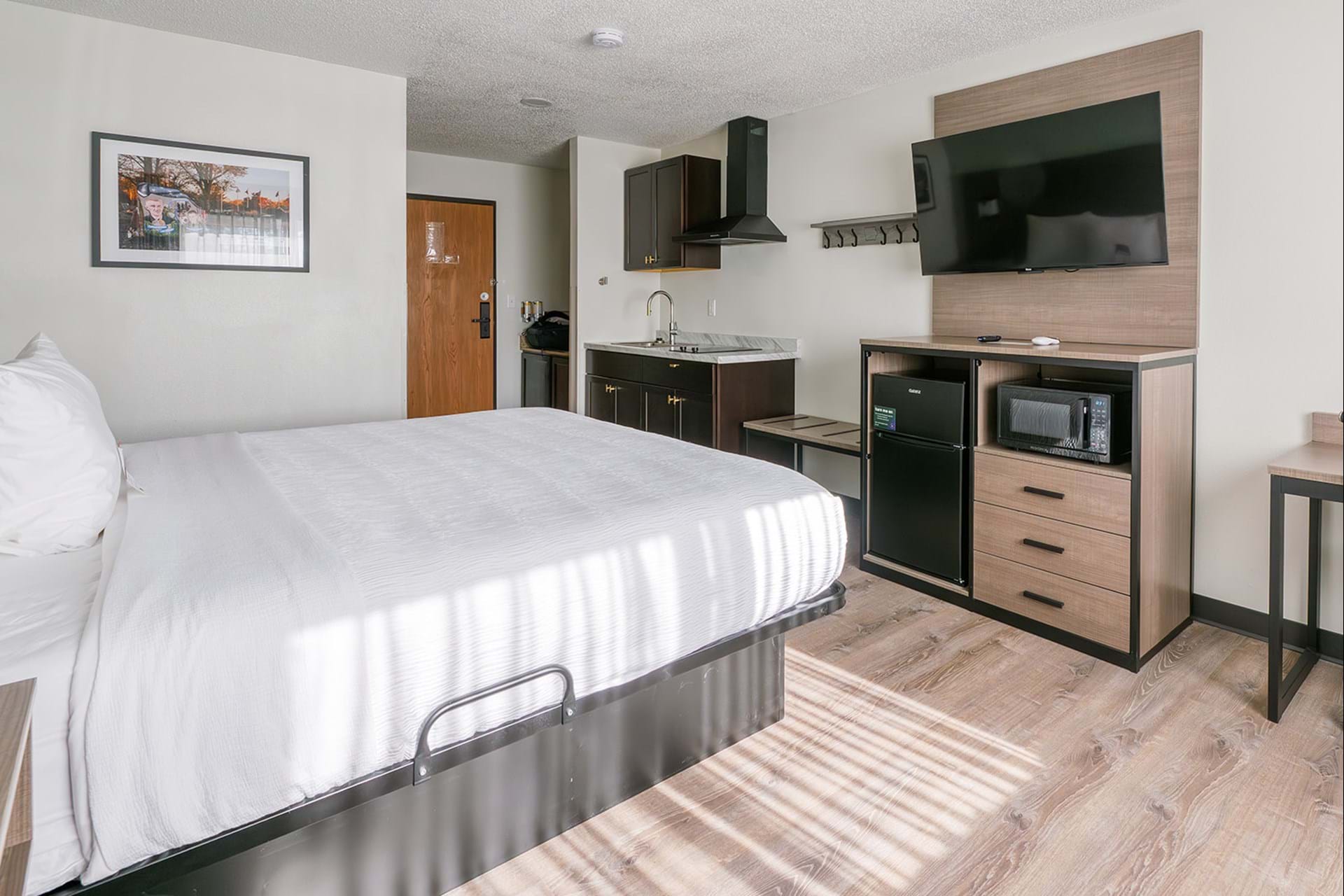 King Kitchenette Perfect for Extended Stays in Chariton