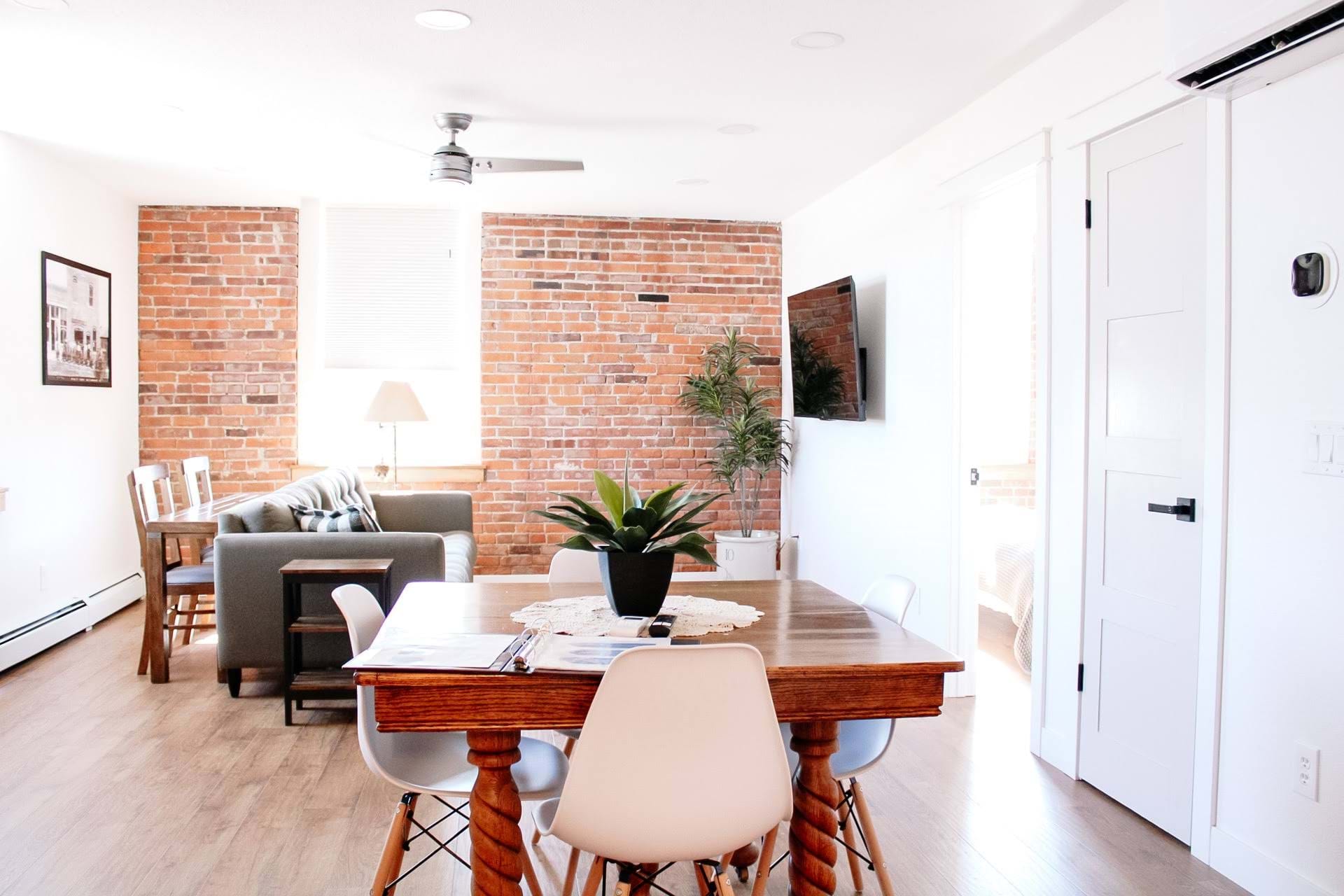 Full Kitchen, Dining Area, and Living Room with Smart TV!