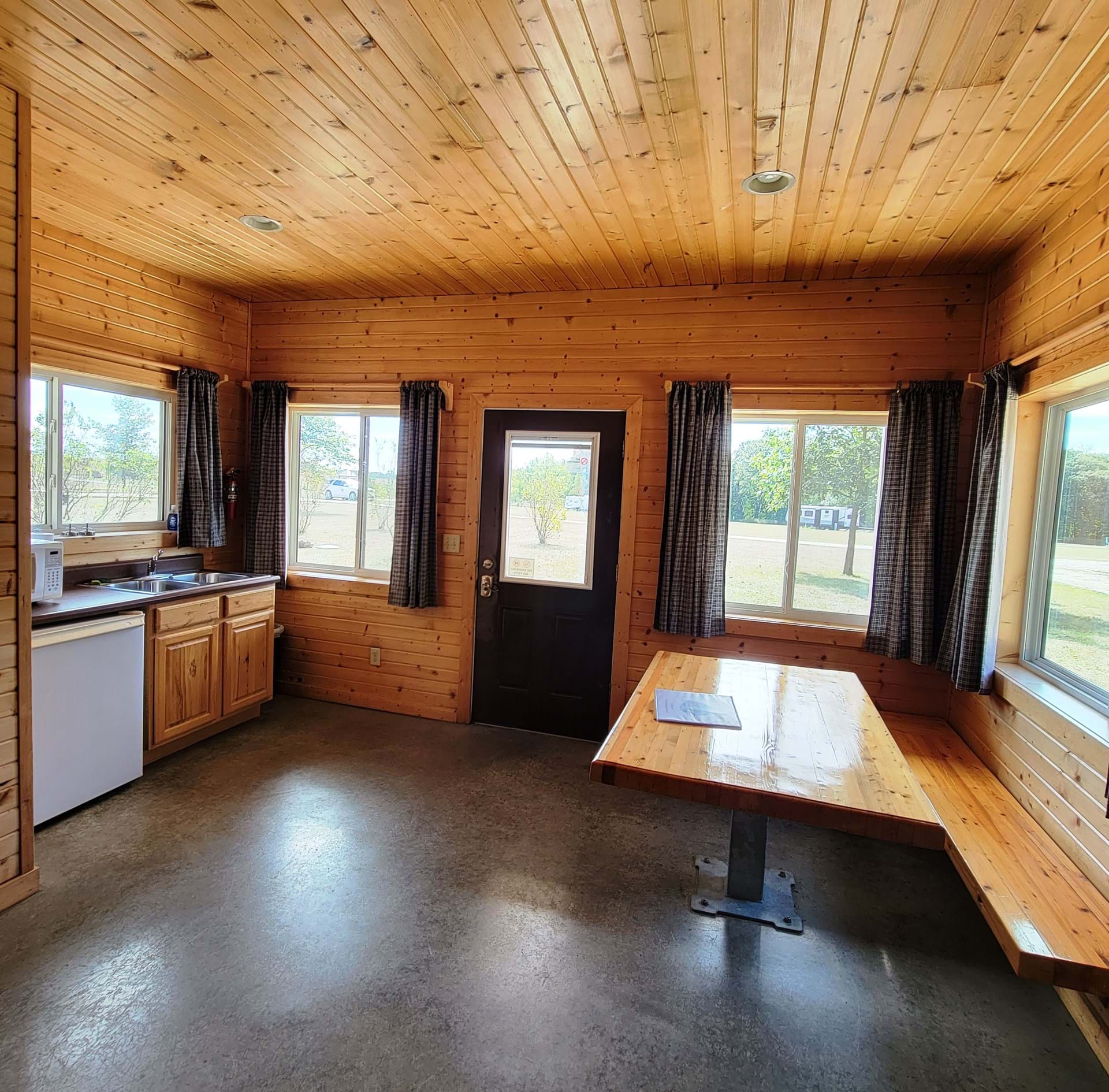 Kitchenette and Table