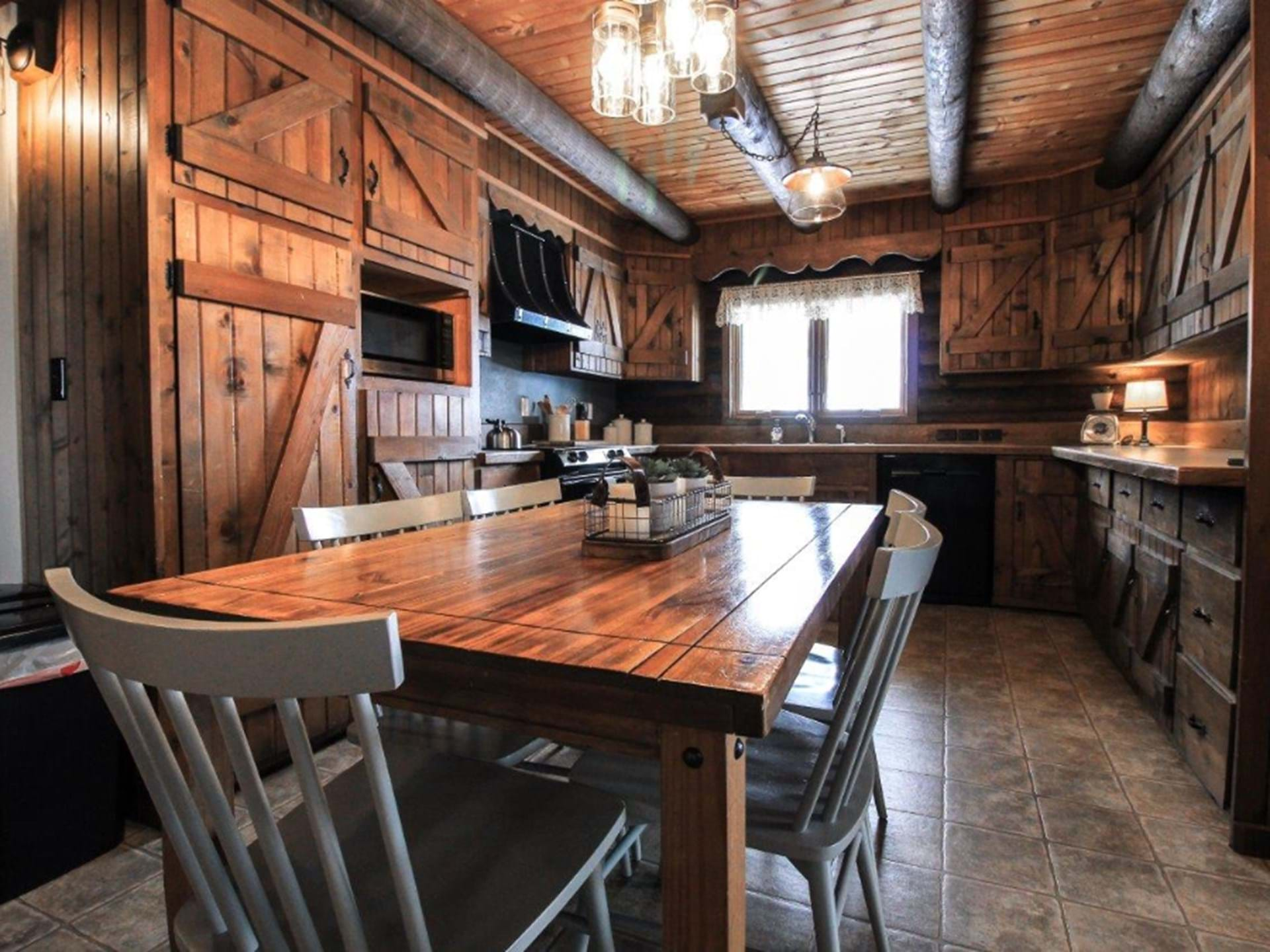 Kitchen dining area